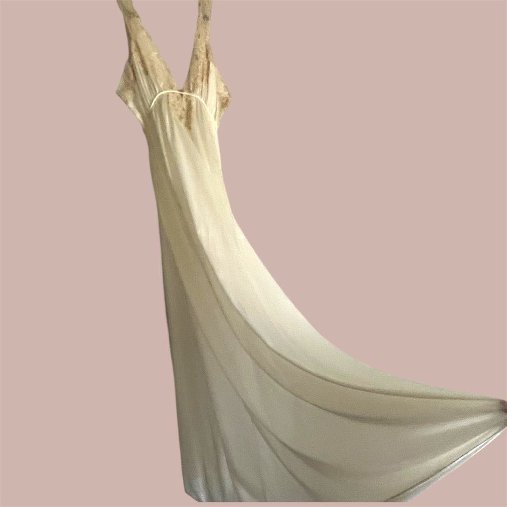 Slip-Dress Ethereal Buttery Ivory with Lace Trim 70s Vintage Kayser Perfect